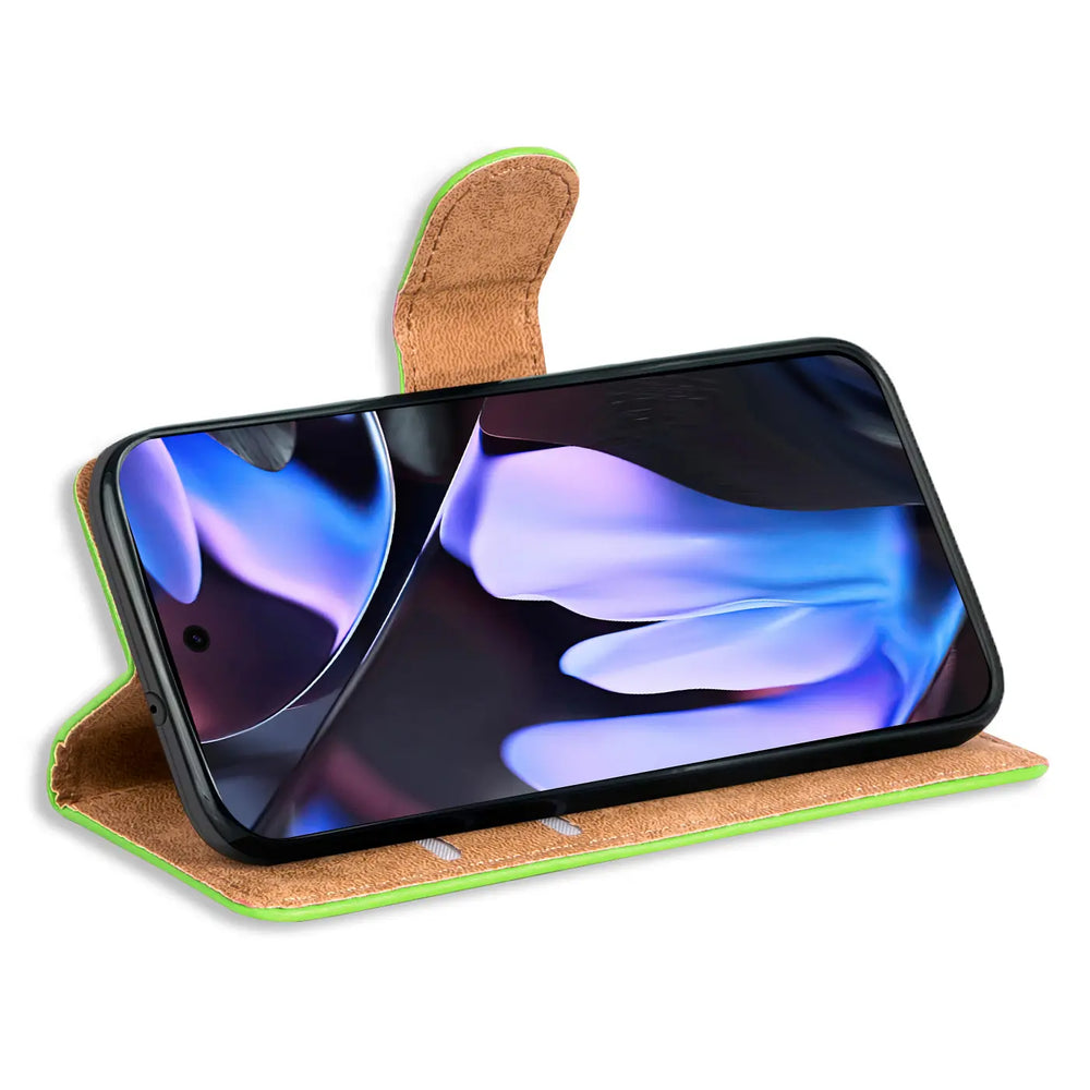 Google Pixel 9 Pro in neongrüner Kunstleder-Klapphülle mit brauner Innenseite und Kartenfächern, seitlich stehend.