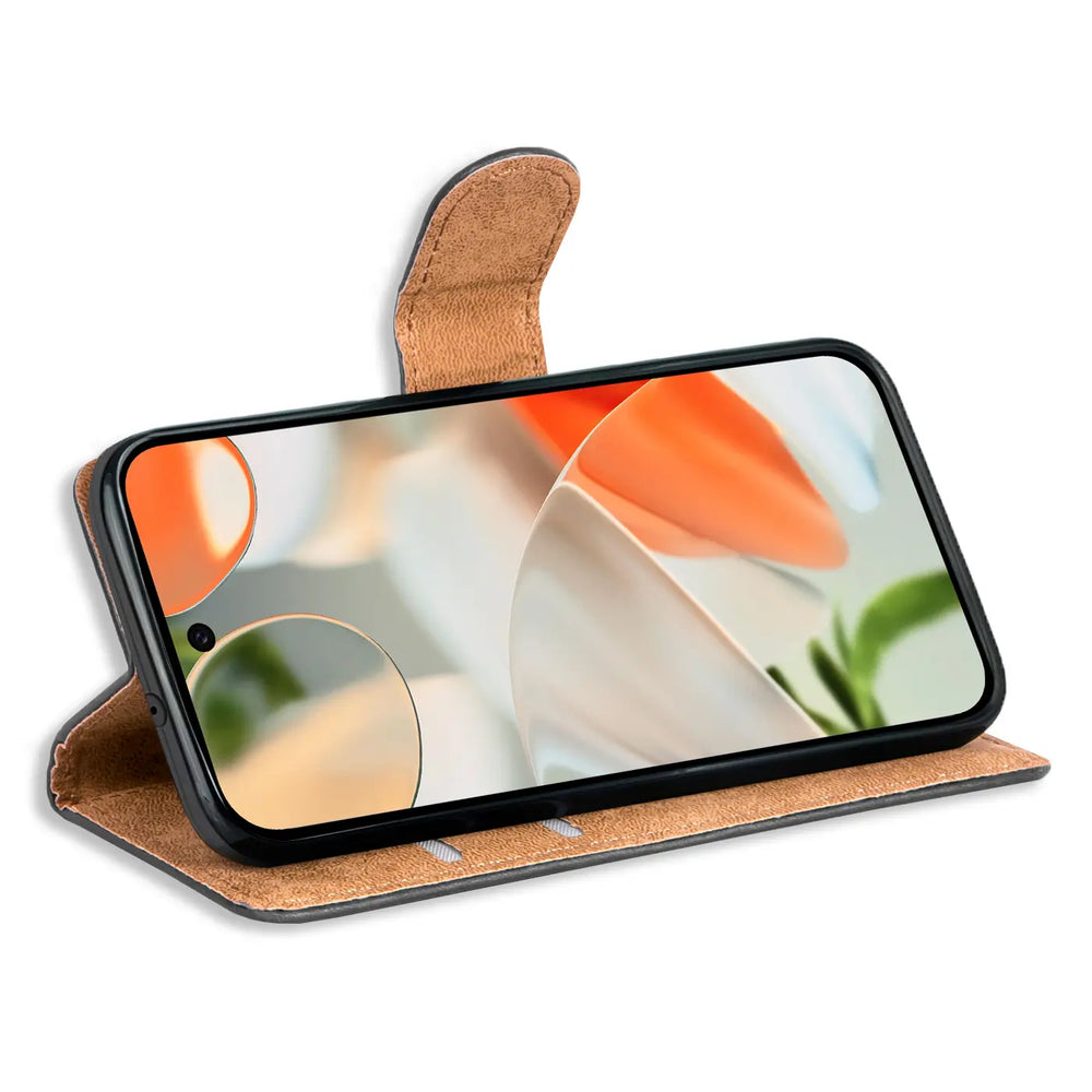 Google Pixel 9 in schwarzer Kunstleder-Klapphülle mit brauner Innenseite, im Querformat aufgestellt, schräg von oben.