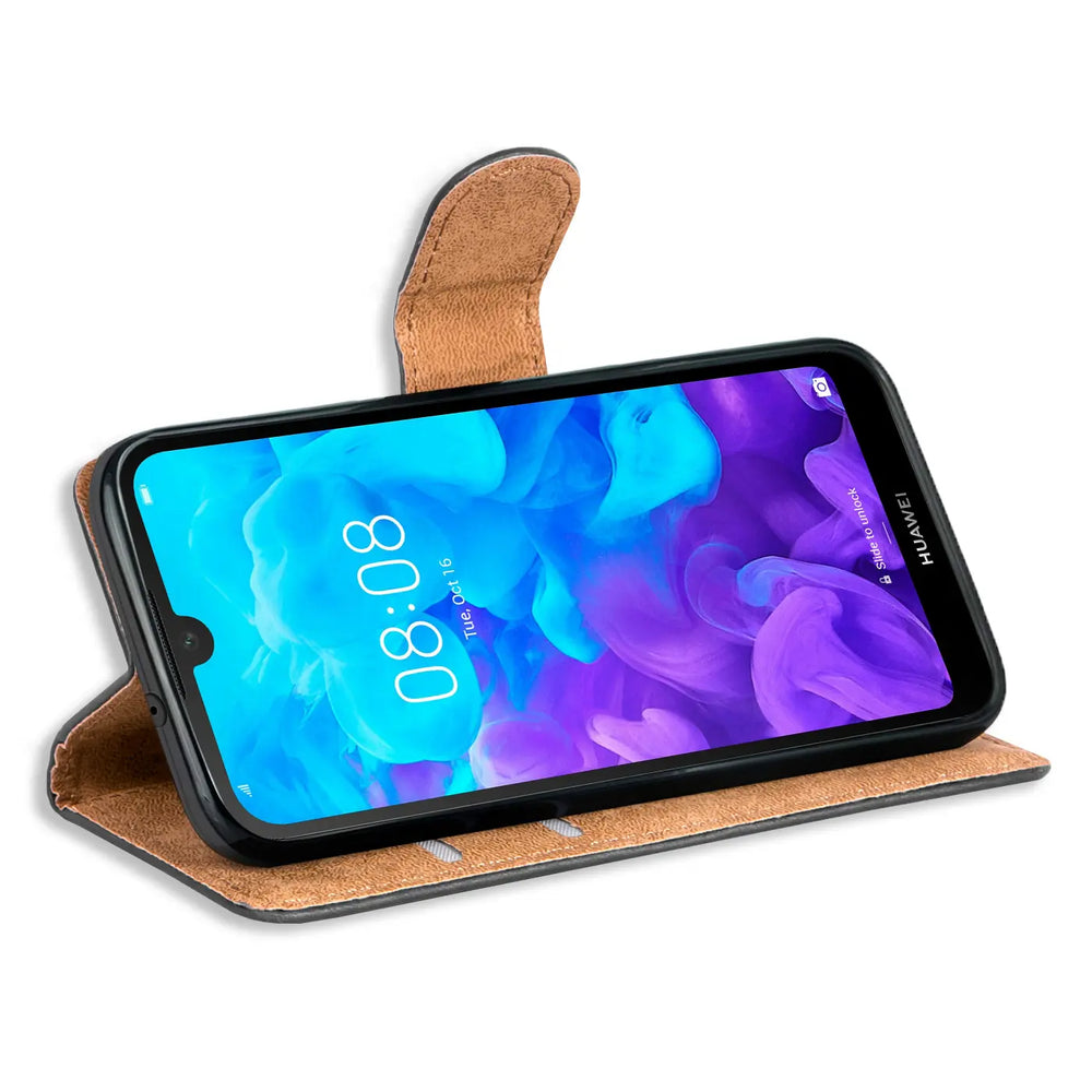 Braune Kunstleder-Klapphülle mit offenem Huawei Y5 2019, Seitenansicht.