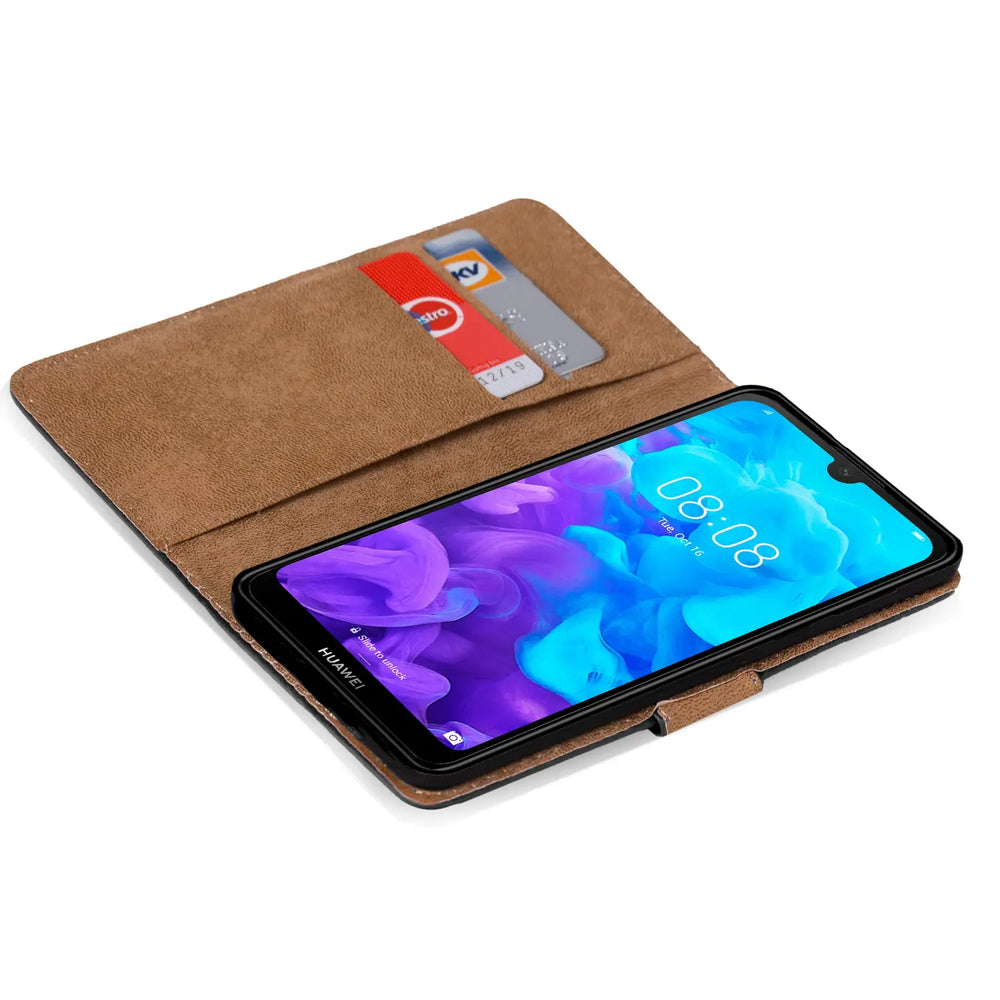 Braune Kunstleder-Klapphülle mit Kartenfächern, zeigt Huawei Y5 2019.