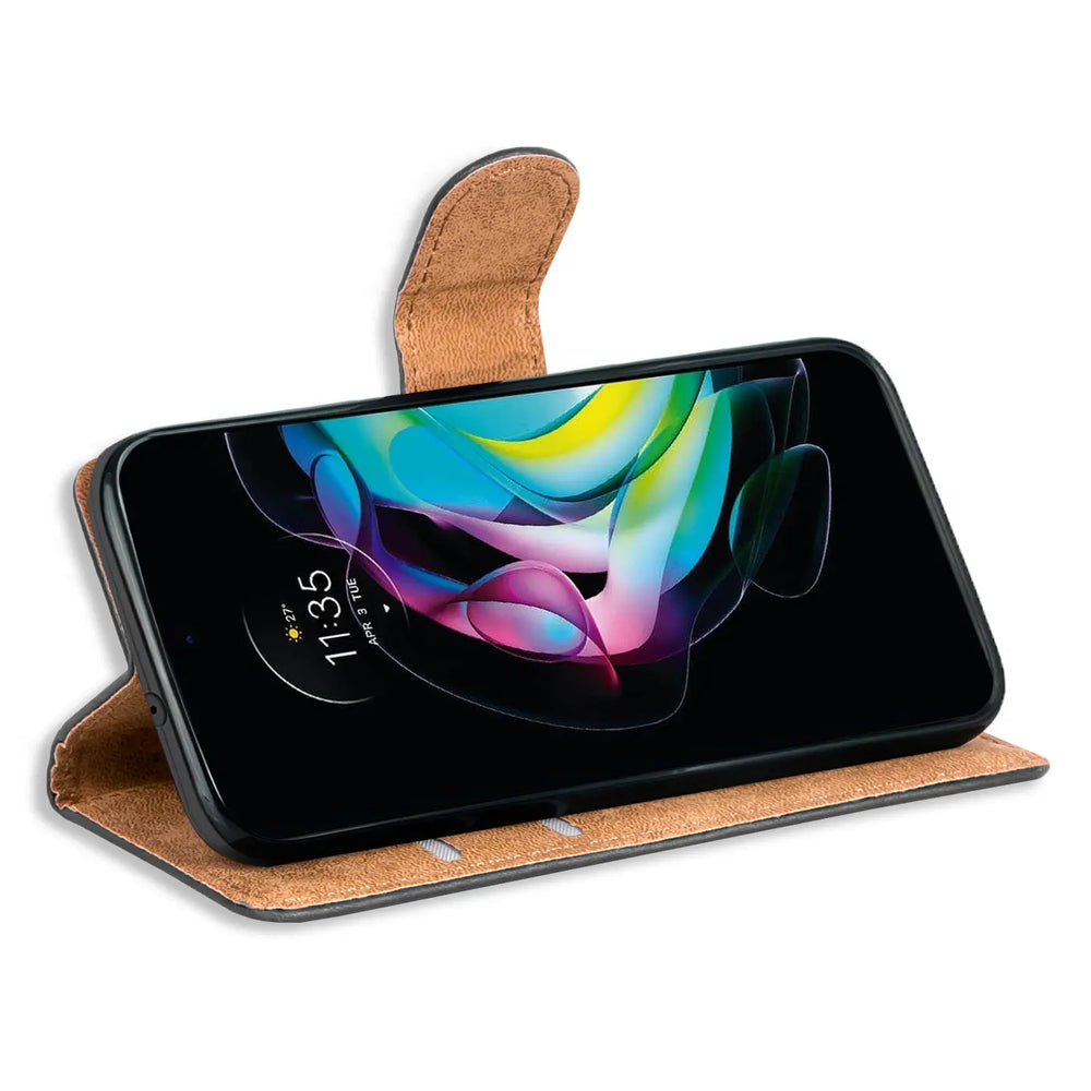 Braune Kunstleder-Klapphülle mit Motorola Edge 20 Lite, von vorne schräg