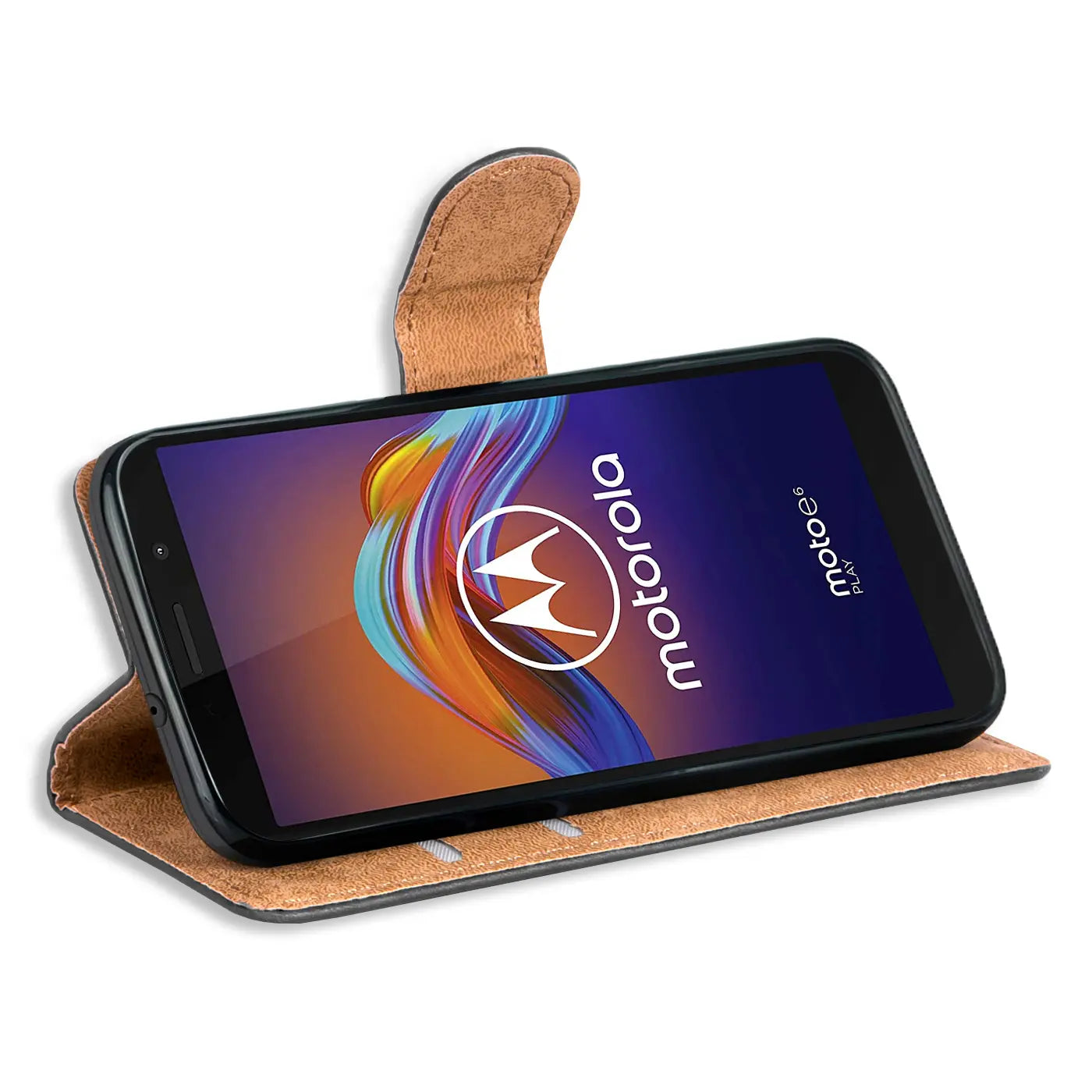 Braune Kunstleder-Klapphülle mit Motorola Moto E6 Play, von vorne schräg