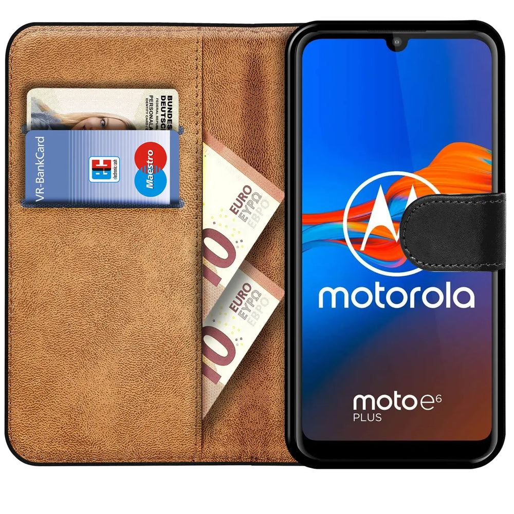 Braune Kunstleder-Klapphülle mit Kartenfächern und Motorola Moto E6 Plus von vorn.