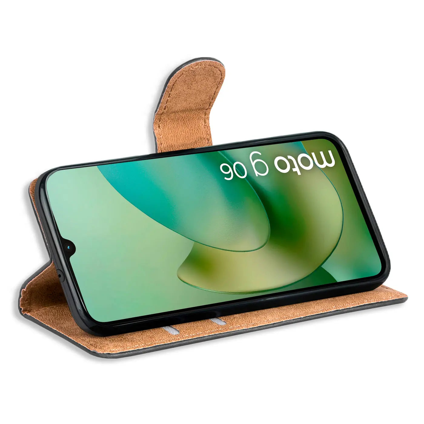 Braune Klapphülle aus Kunstleder mit Kartenfächern, zeigt Motorola Moto G06 von vorne.