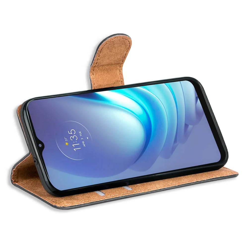 Braune Kunstleder-Klapphülle mit Kartenfächern, seitliche Ansicht, zeigt Motorola Moto G50.