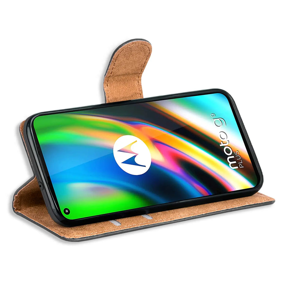 Braune Kunstleder-Klapphülle mit Kartenfächern, zeigt Motorola Moto G9 Plus von vorne.