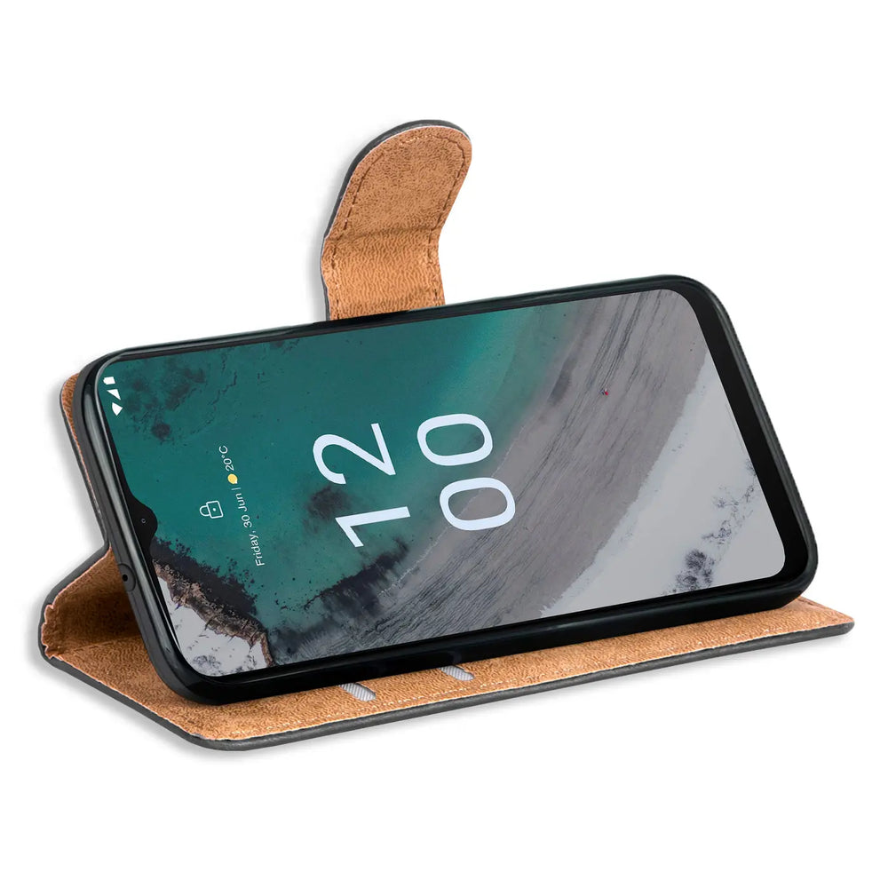 Braune Kunstleder-Klapphülle mit Kartenfächern, Nokia C32, von vorne schräg