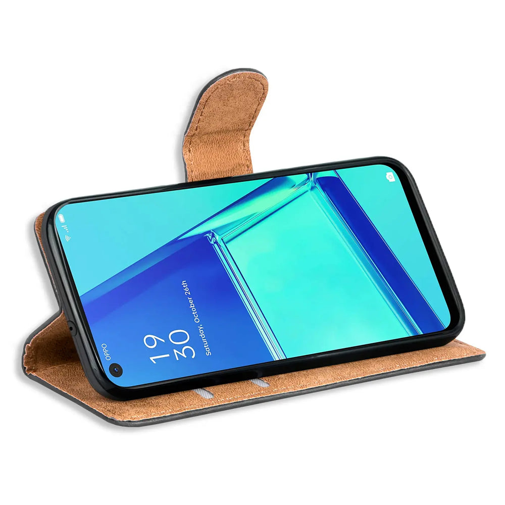 Braune Kunstleder-Klapphülle mit Kartenfächern, schräg von vorne, mit Oppo Reno 6 5G.