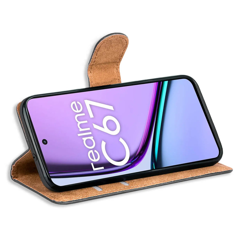 Braune Kunstleder-Klapphülle mit Kartenfächern, Realme C67 von vorne, leicht schräg.