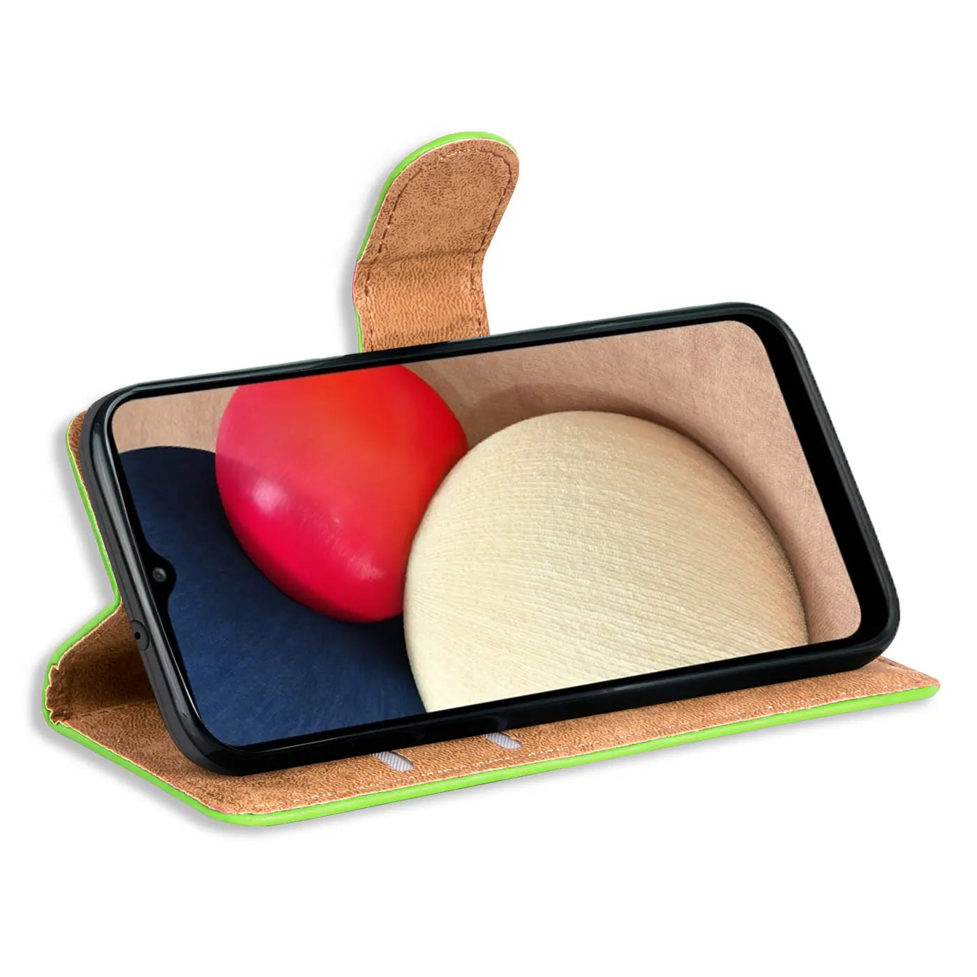 Grüne Kunstleder-Klapphülle mit braunem Innenfutter, zeigt Samsung Galaxy A03s.