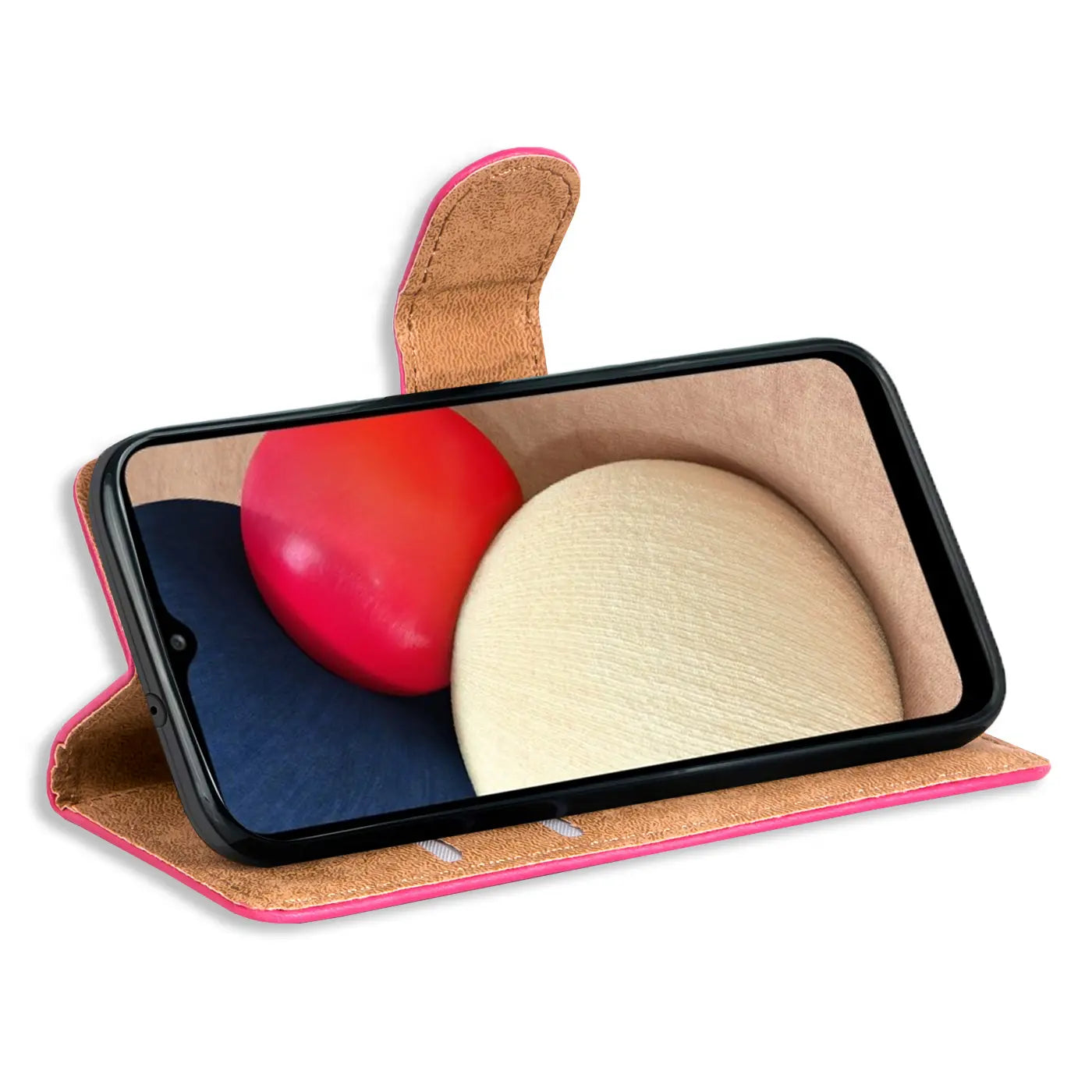 Samsung Galaxy A03s in pink Kunstleder-Klapphülle, von vorne schräg gezeigt.
