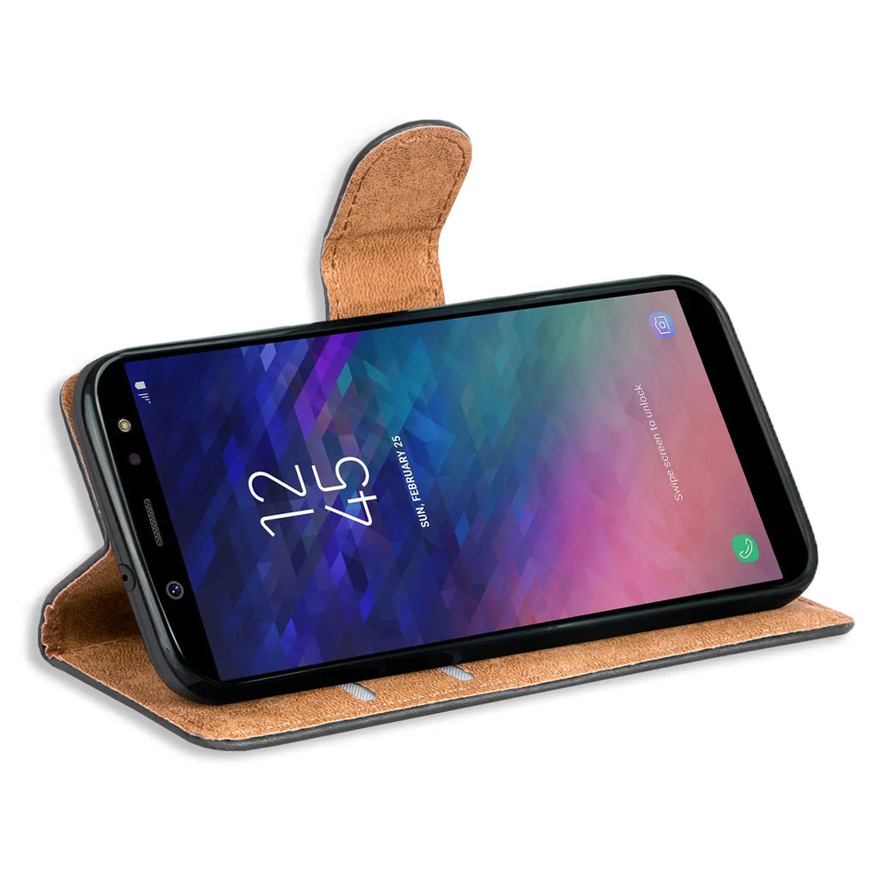 Braune Kunstleder-Klapphülle mit Kartenfächern, seitliche Ansicht, zeigt Samsung Galaxy A6.