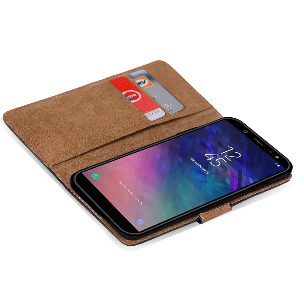 Braune Kunstleder-Klapphülle mit Kartenfächern für Samsung Galaxy A6, von oben schräg fotografiert.