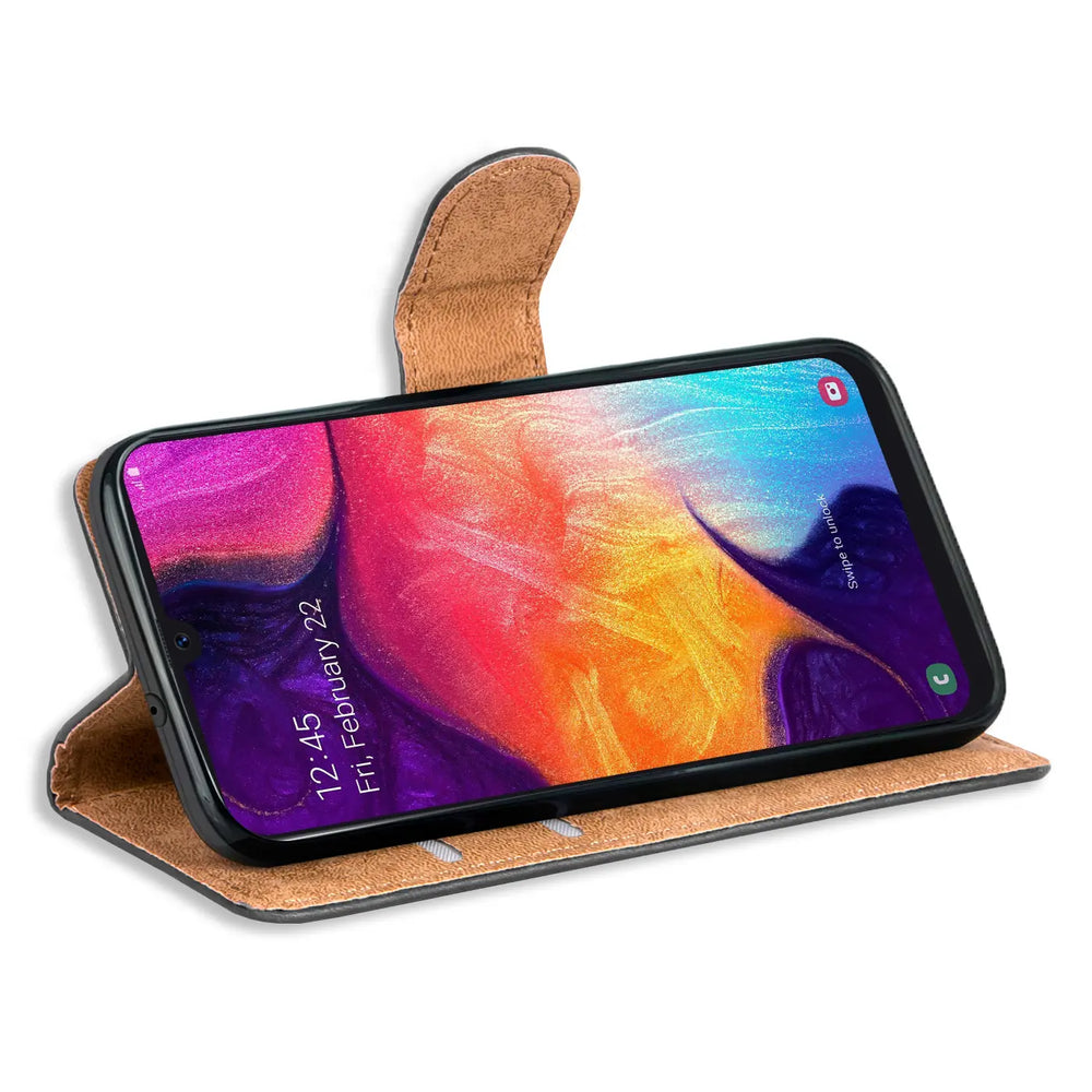 Braune Kunstleder-Klapphülle mit offenem Samsung Galaxy A70/A70s, Seitenansicht.