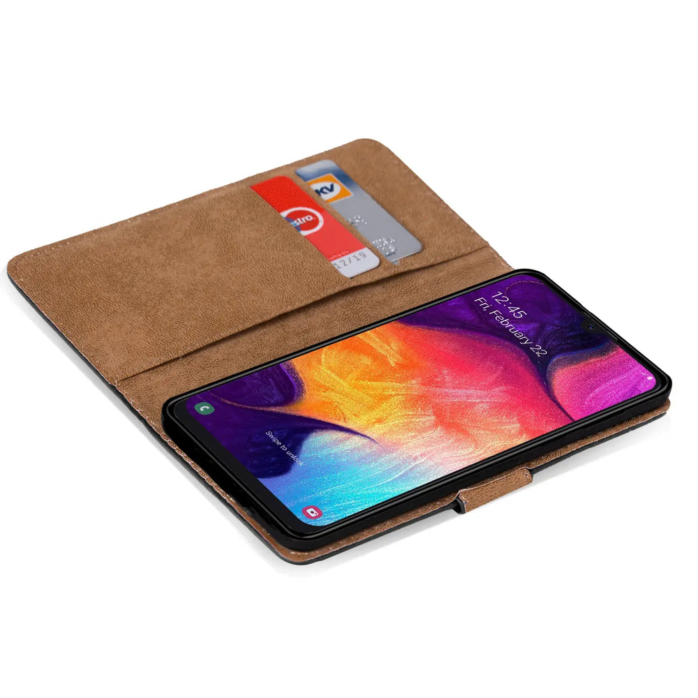 Braune Kunstleder-Klapphülle mit Kartenfächern, zeigt ein Samsung Galaxy A70/A70s.