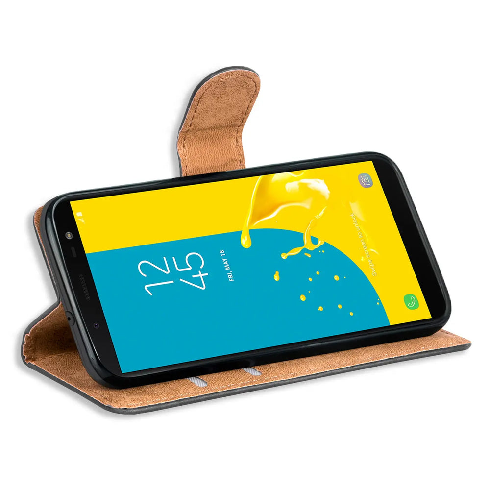 Braune Leder-Klapphülle mit Kartenfächern, zeigt Samsung Galaxy J6 2018.