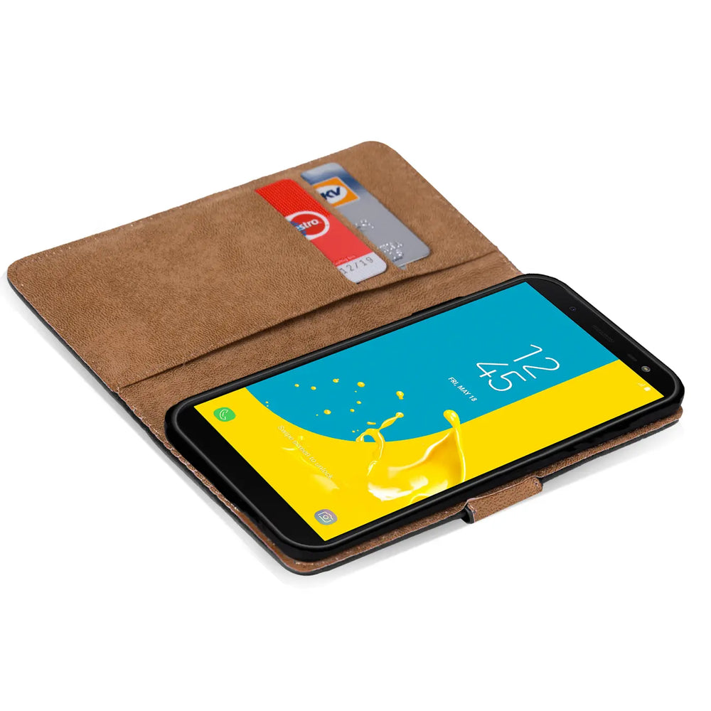 Braune Klapphülle aus Kunstleder mit Kartenfächern, zeigt Samsung Galaxy J6 2018.