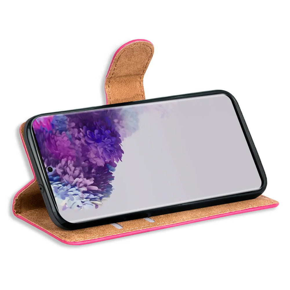 Samsung Galaxy S20 Plus in pink Kunstleder-Klapphülle, von vorne, leicht schräg.