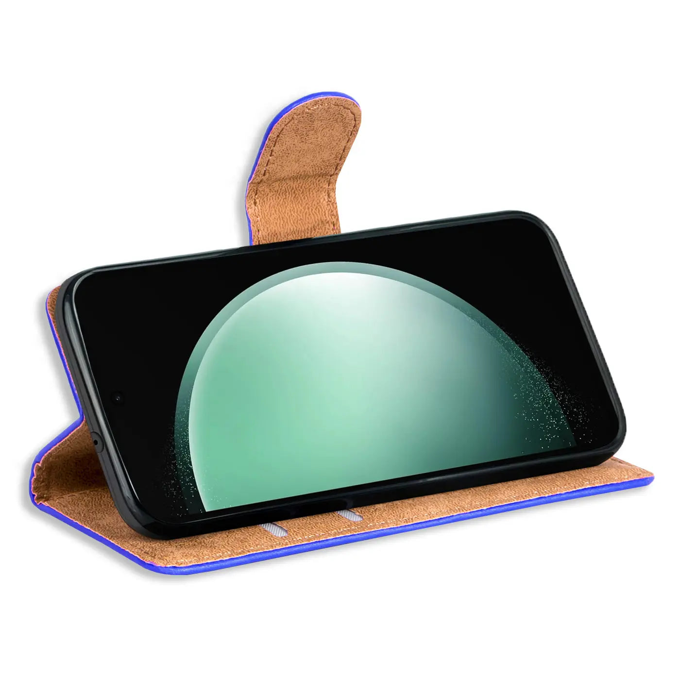 Blaue Kunstleder-Klapphülle mit braunem Innenfutter, Vorderansicht, hält ein Samsung Galaxy S23 FE.