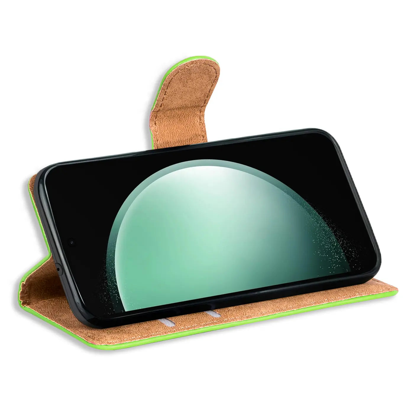 Grüne Kunstleder-Klapphülle mit braunem Innenfutter, seitliche Ansicht, zeigt Samsung S23 FE.