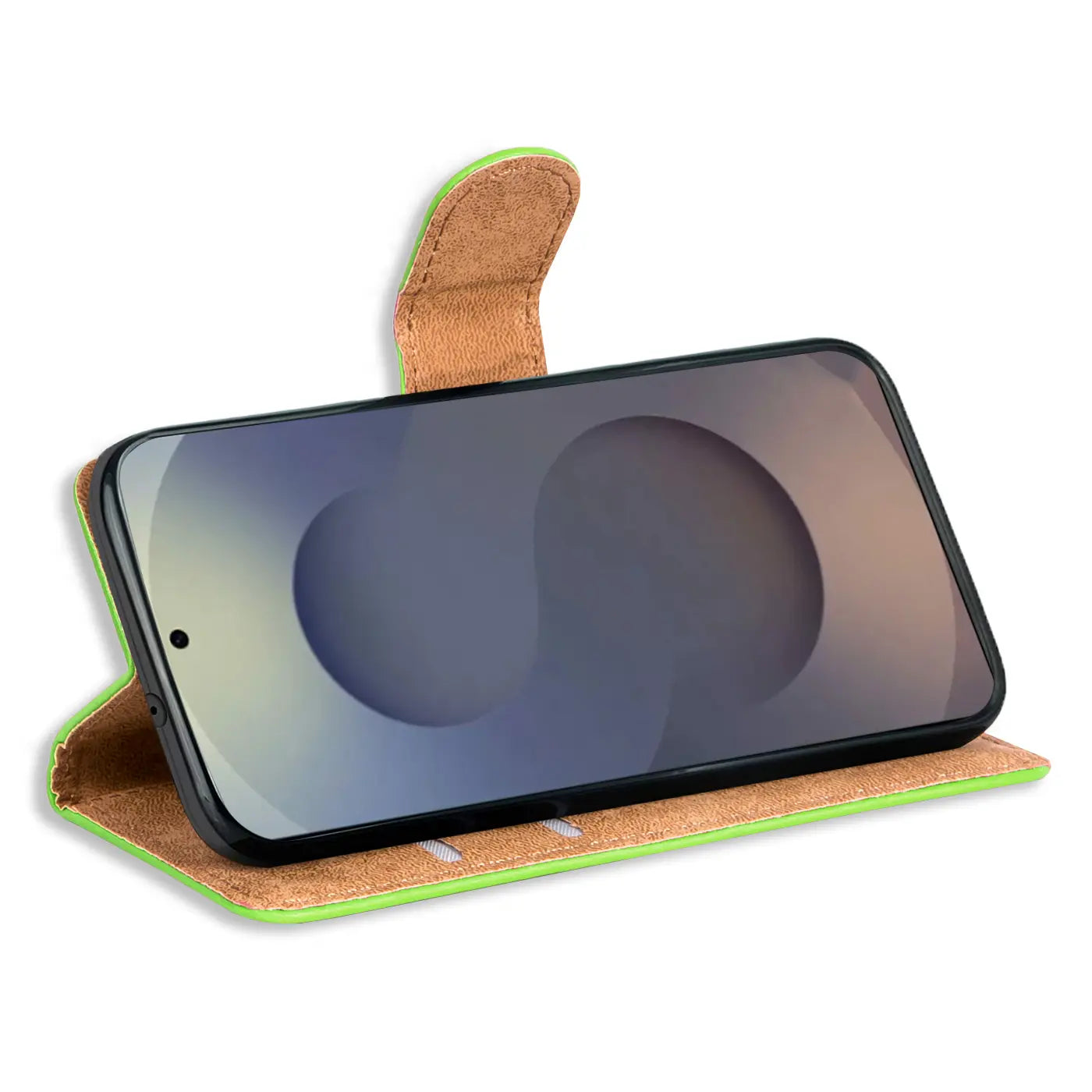 Grüne Klapphülle aus Lederimitat mit braunem Innenfutter, Vorderansicht, zeigt ein Smartphone.