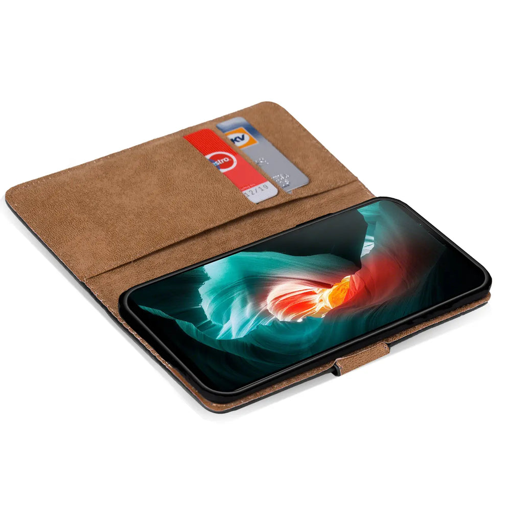 Braune Kunstleder-Klapphülle mit Kartenfächern, Sony Xperia 10 II im Querformat.