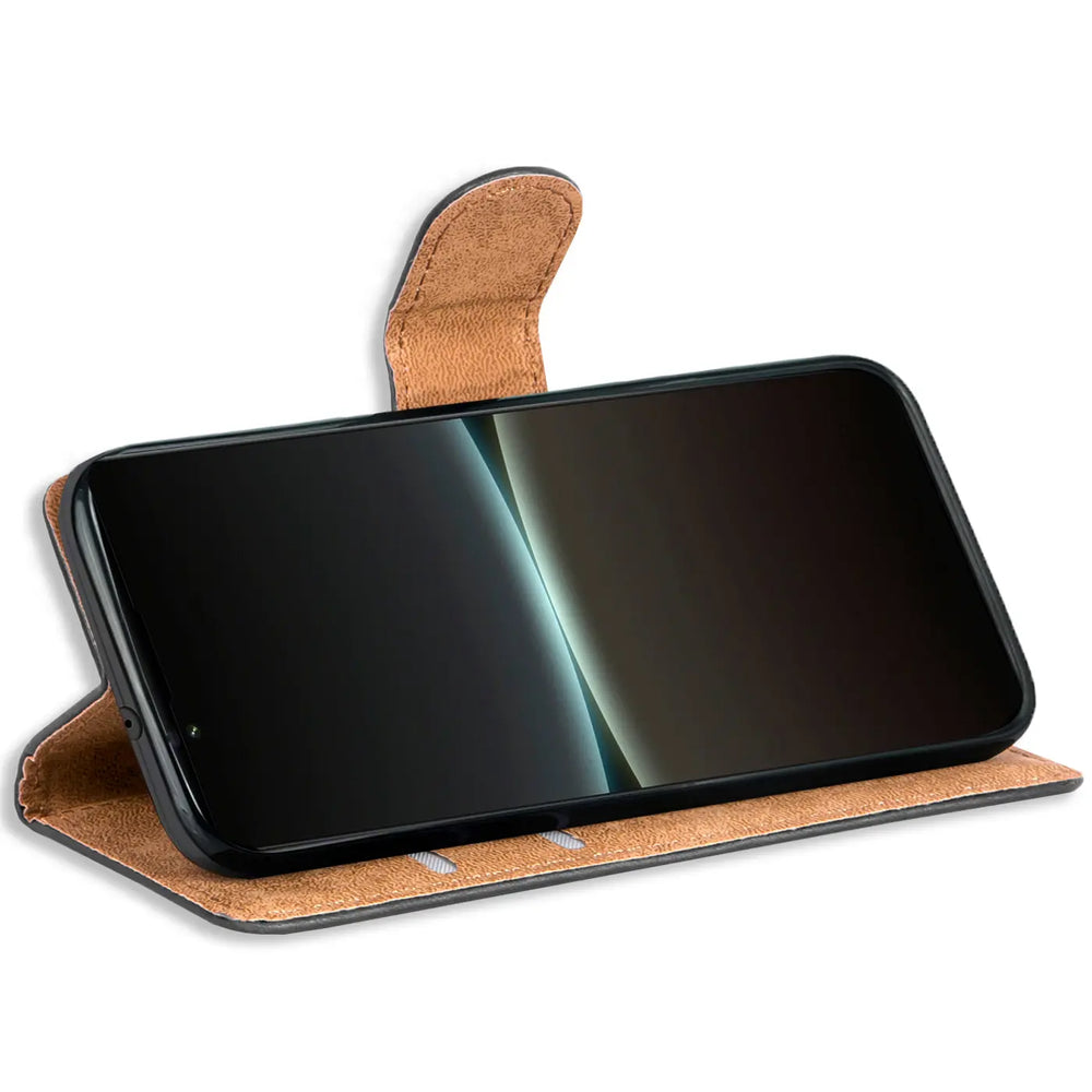 Braune Leder-Klapphülle mit Kartenfächern, seitliche Ansicht, zeigt ein Smartphone.
