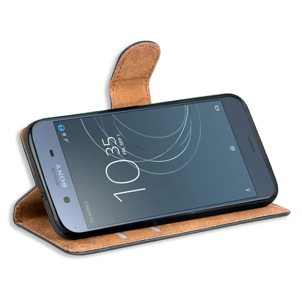 Sony Xperia XZ1 Compact in brauner Kunstleder-Klapphülle, von vorne schräg