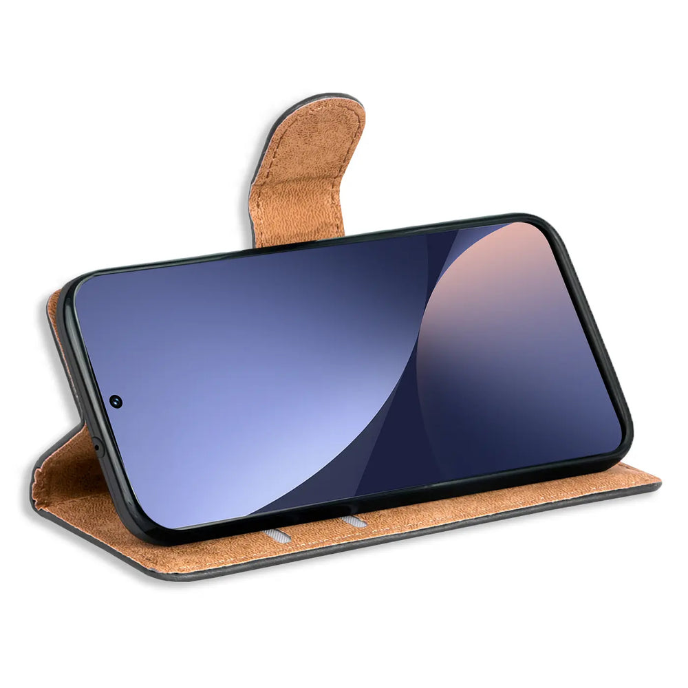Braune Kunstleder-Klapphülle mit Kartenfächern, zeigt ein Xiaomi 12/12X.