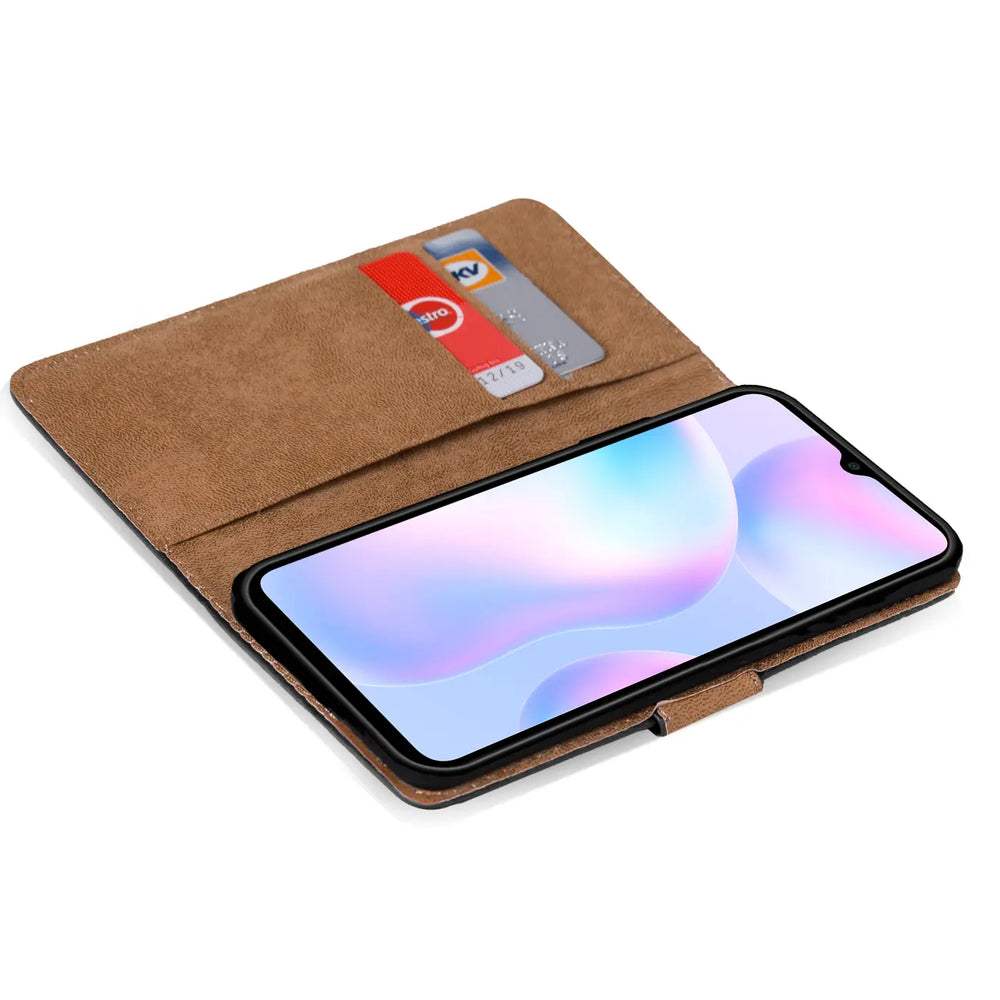 Braune Kunstleder-Klapphülle mit Kartenfächern, zeigt Xiaomi Redmi 9A, von oben.