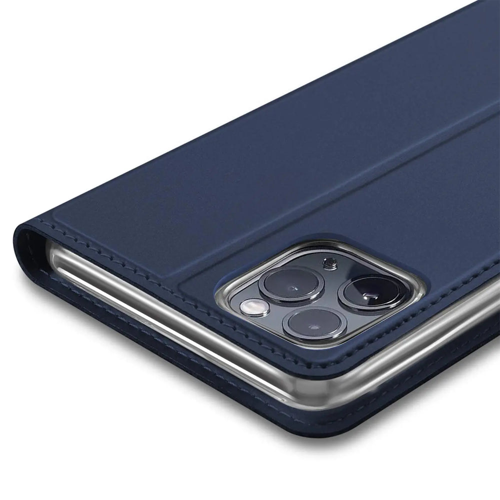 Dunkelblaue Leder-Flip-Hülle mit silbernem Rand, Nahaufnahme, iPhone 11 Pro Kamera.