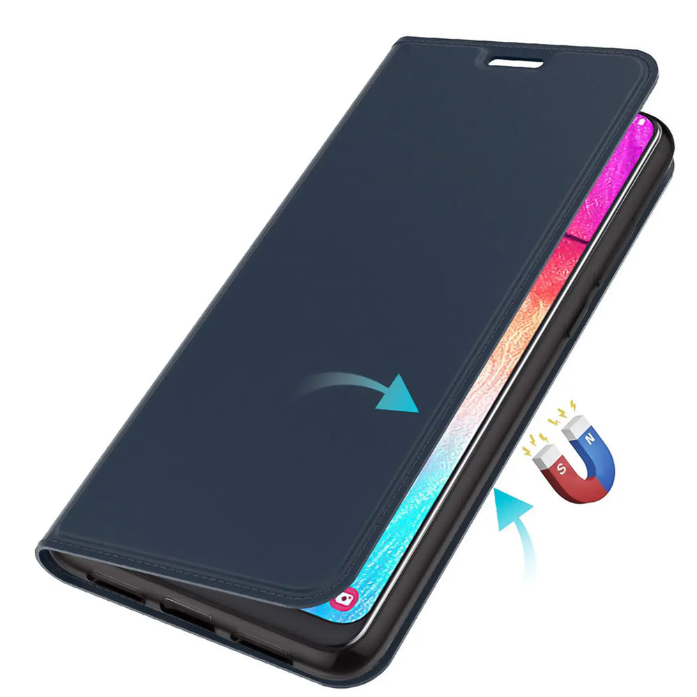 Dunkelblaue Klapphülle aus Kunstleder für iPhone 11 Pro, von schräg oben gezeigt.
