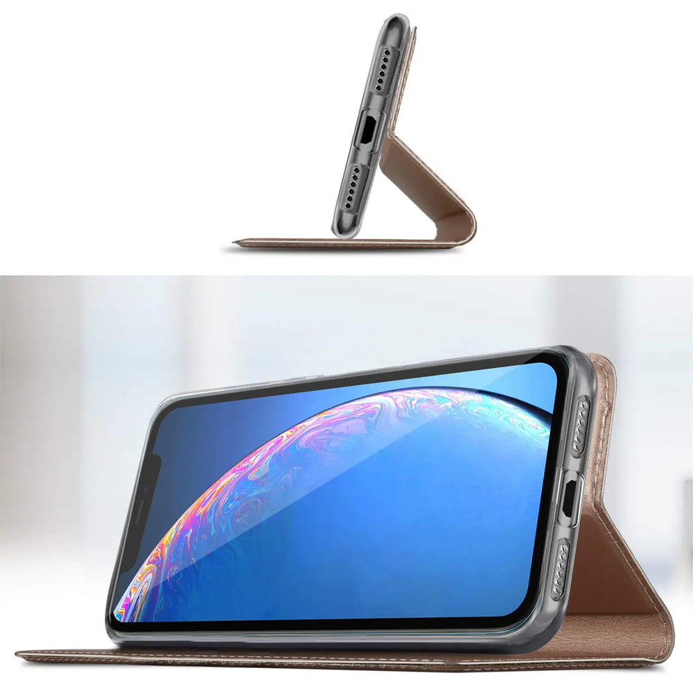 Braune Leder-Flip-Hülle mit Ständerfunktion für iPhone 11 Pro, Seitenansicht.
