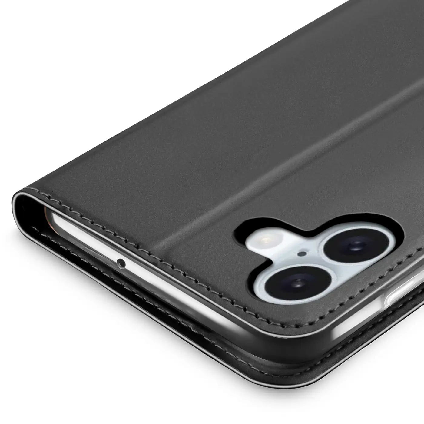 Schwarze Leder-Flip-Hülle mit Nähten auf iPhone 16, Nahaufnahme von oben links.