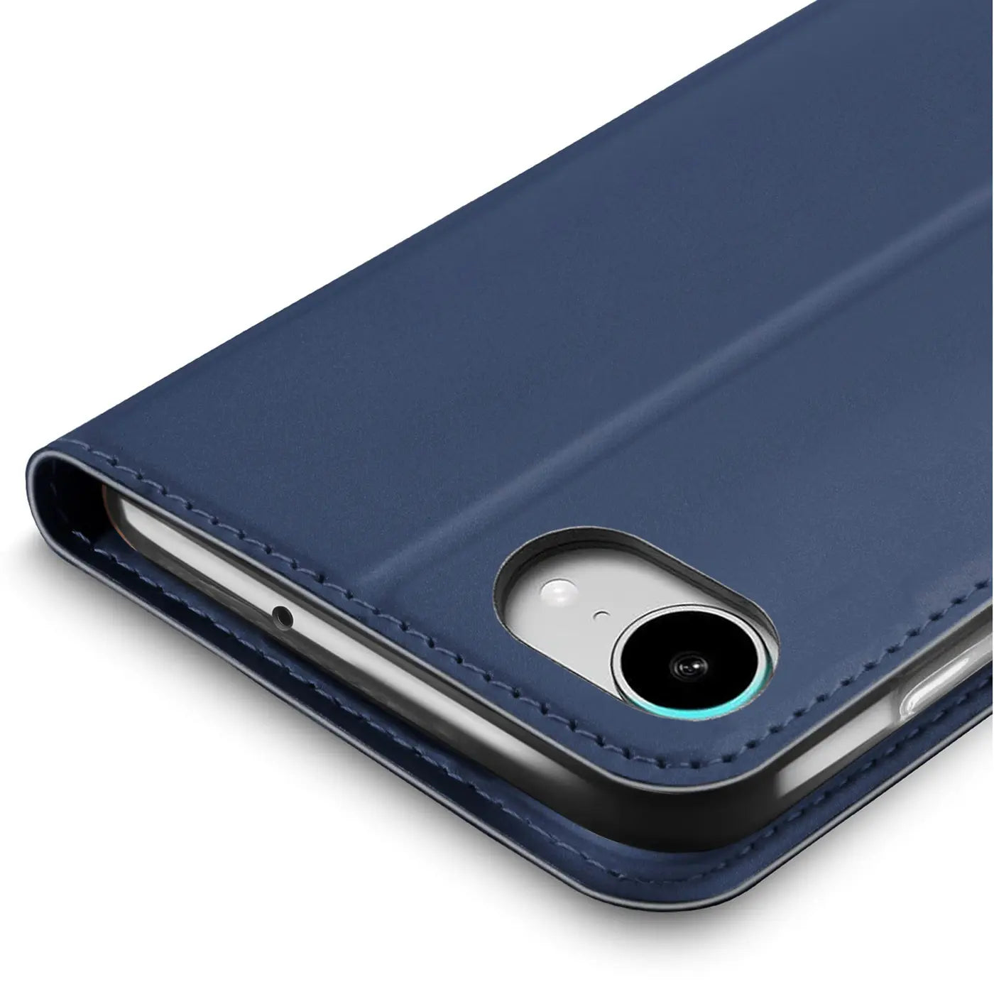 Dunkelblaue Leder-Flip-Hülle mit Naht, Nahaufnahme, zeigt Kameraaussparung eines Smartphones.