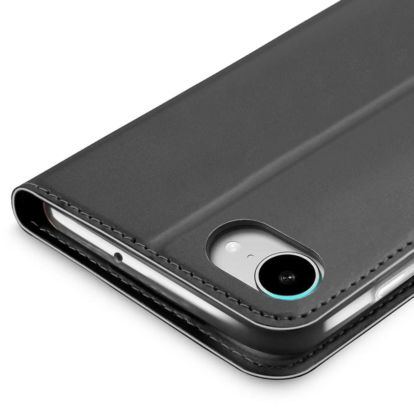 Schwarze Leder-Flip-Hülle mit Nähten auf einem iPhone 16e, Nahaufnahme von oben.