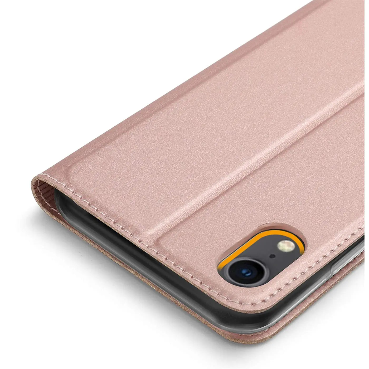 Metallic-rosafarbene Klapphülle aus Kunstleder für iPhone XR, Nahaufnahme der Kameraöffnung.