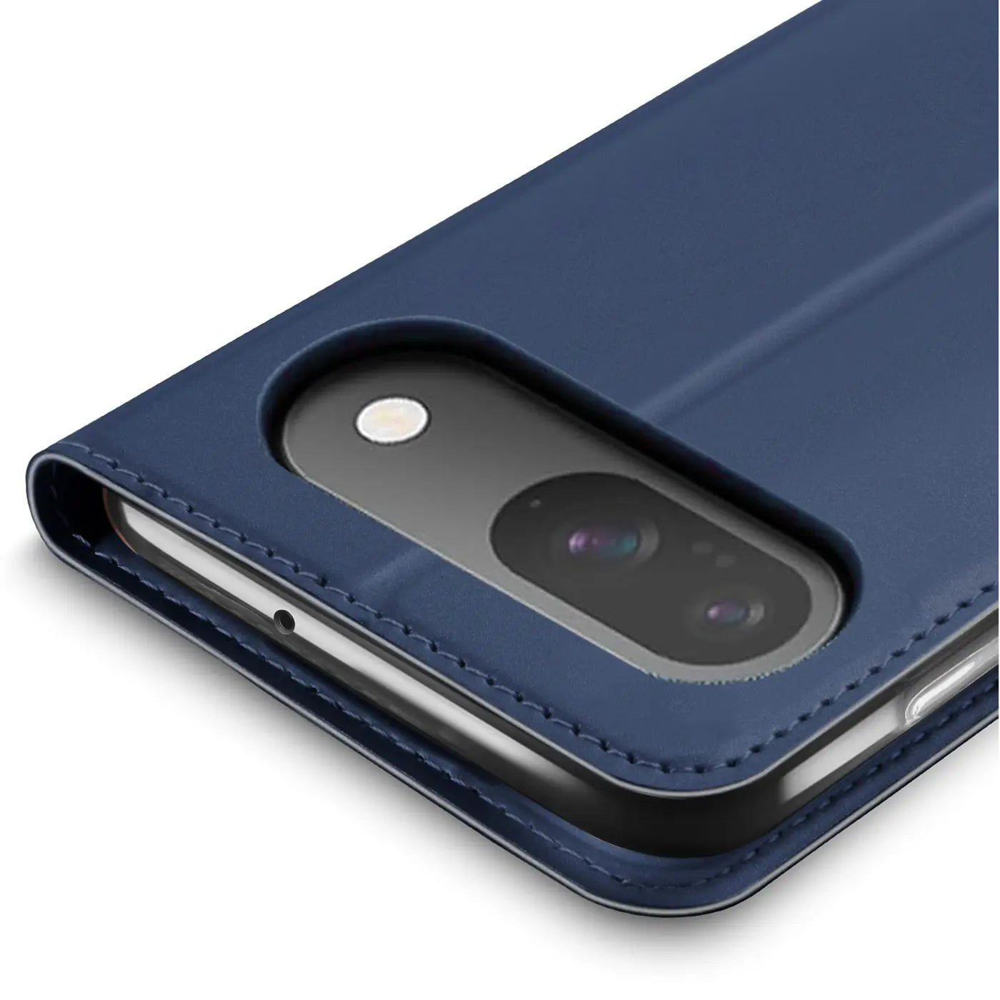Nahaufnahme einer dunkelblauen Kunstleder Flip Hülle für ein Google Pixel 10, die Kamera ist durch eine Aussparung sichtbar.