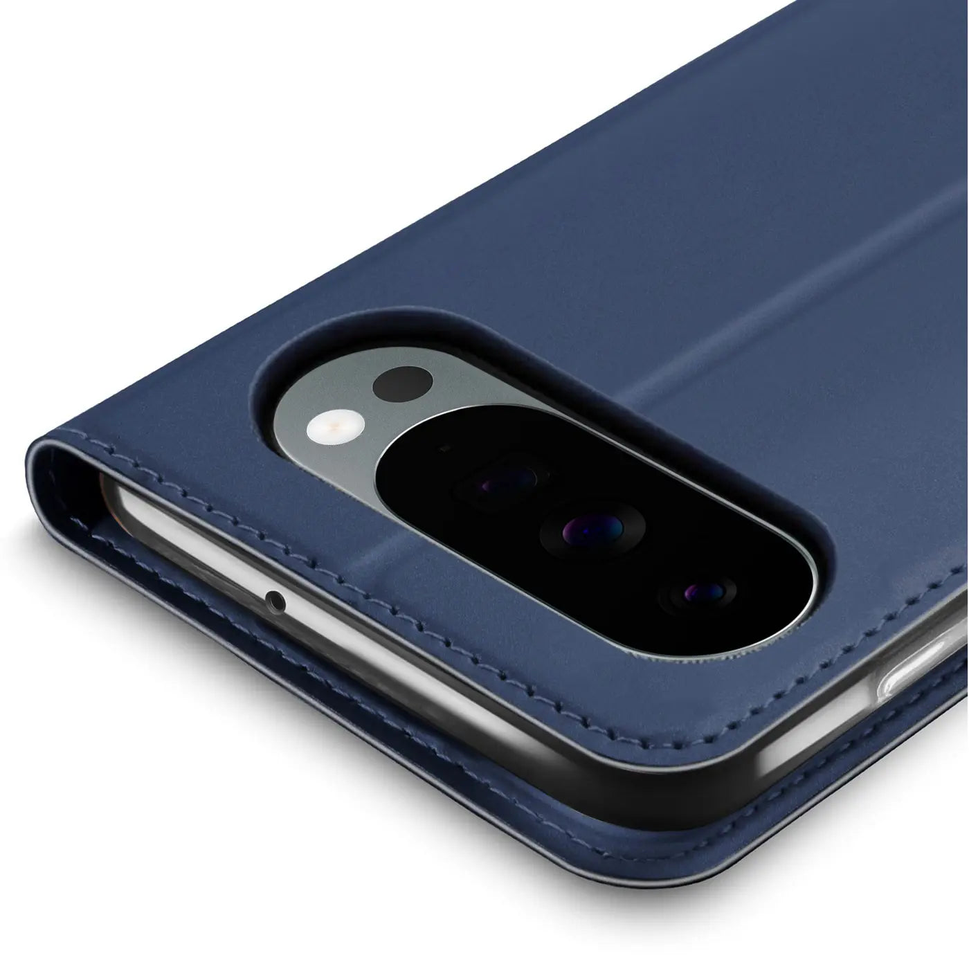 Dunkelblaue, klappbare Kunstlederhülle für Google Pixel 10 Pro, schräg von oben, mit Aussparung für die Kamera.