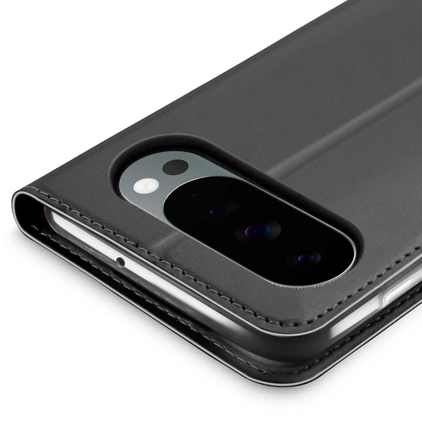 Nahaufnahme einer schwarzen, klappbaren Google Pixel 10 Pro Hülle aus Kunstleder, die das Kameramodul zeigt.