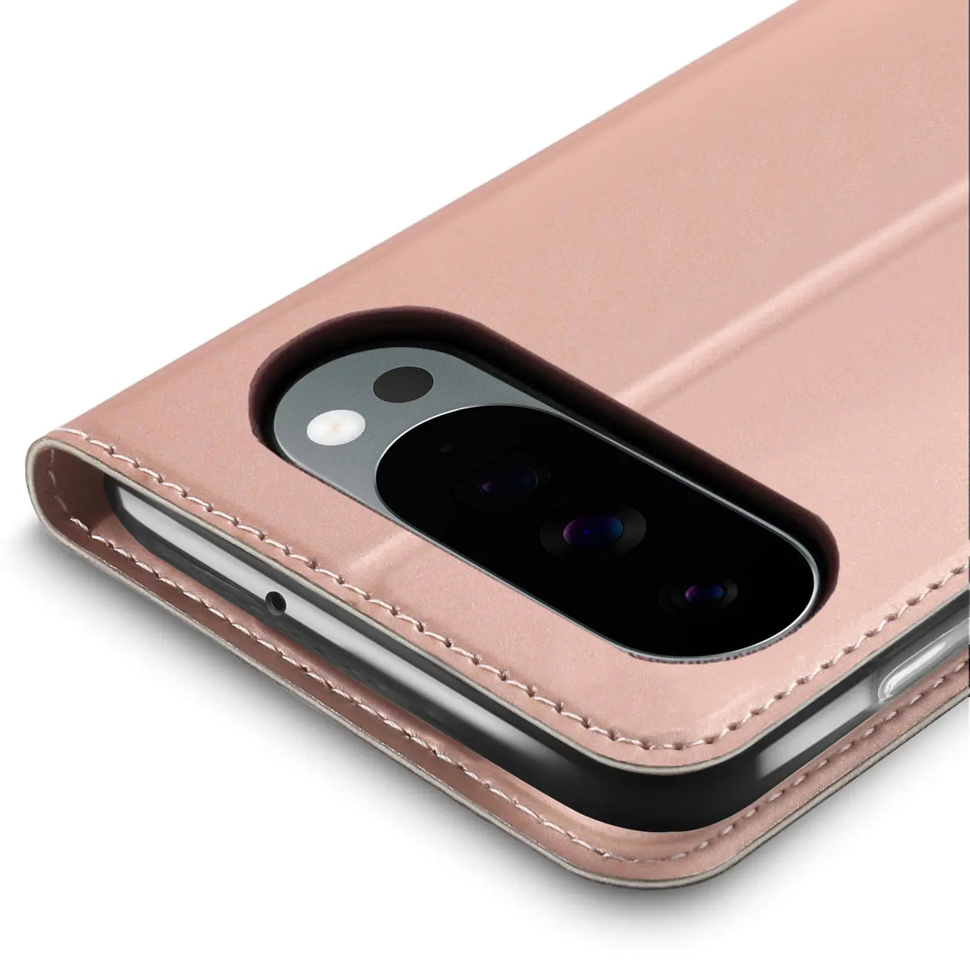 Nahaufnahme einer roségoldenen Kunstleder Flip Hülle für Google Pixel 10 Pro XL, schräg von oben, mit Kameraausschnitt.