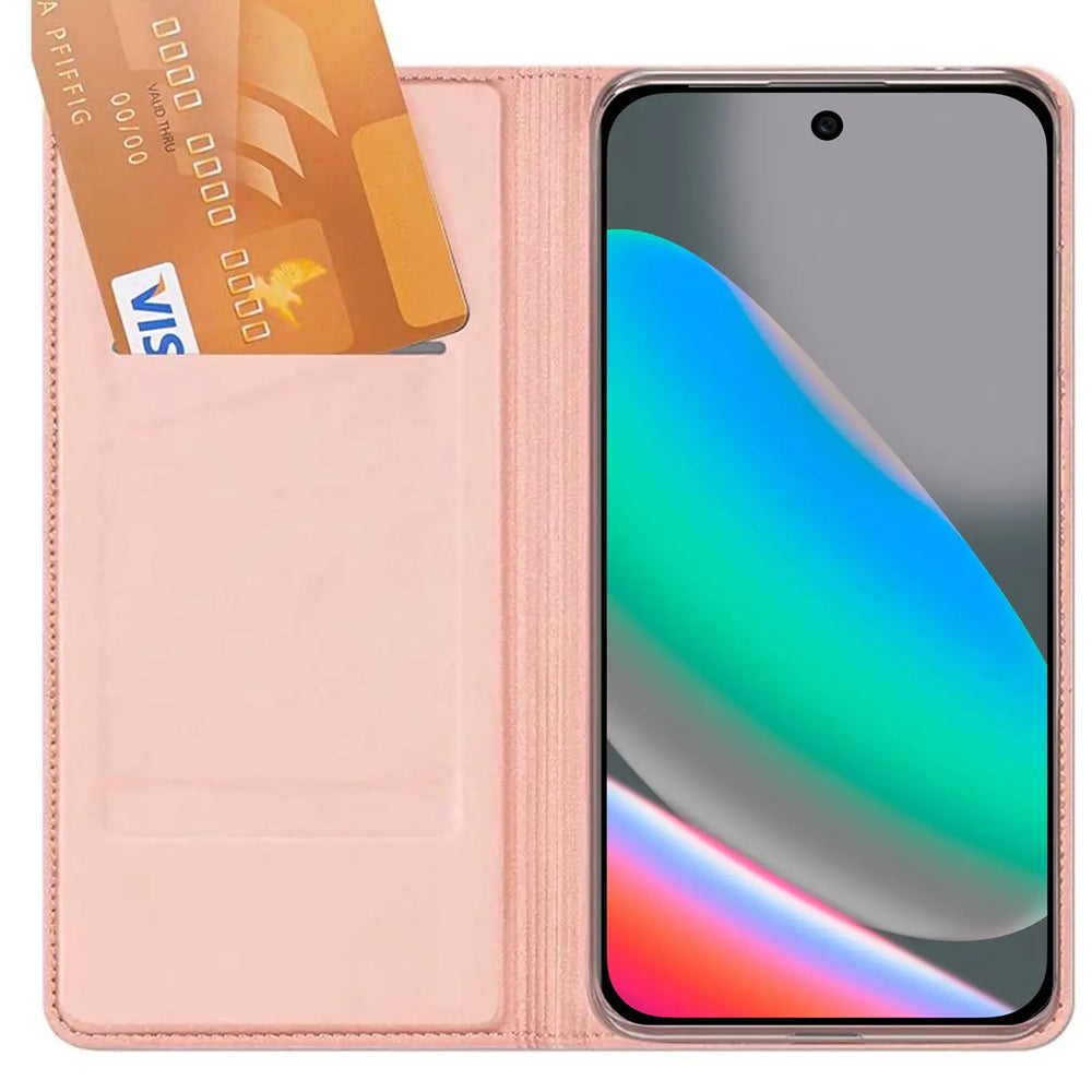 Offene, rosafarbene Kunstleder Flip Hülle mit Google Pixel 10 Pro XL. Eine goldene VISA-Karte steckt in einem Fach.
