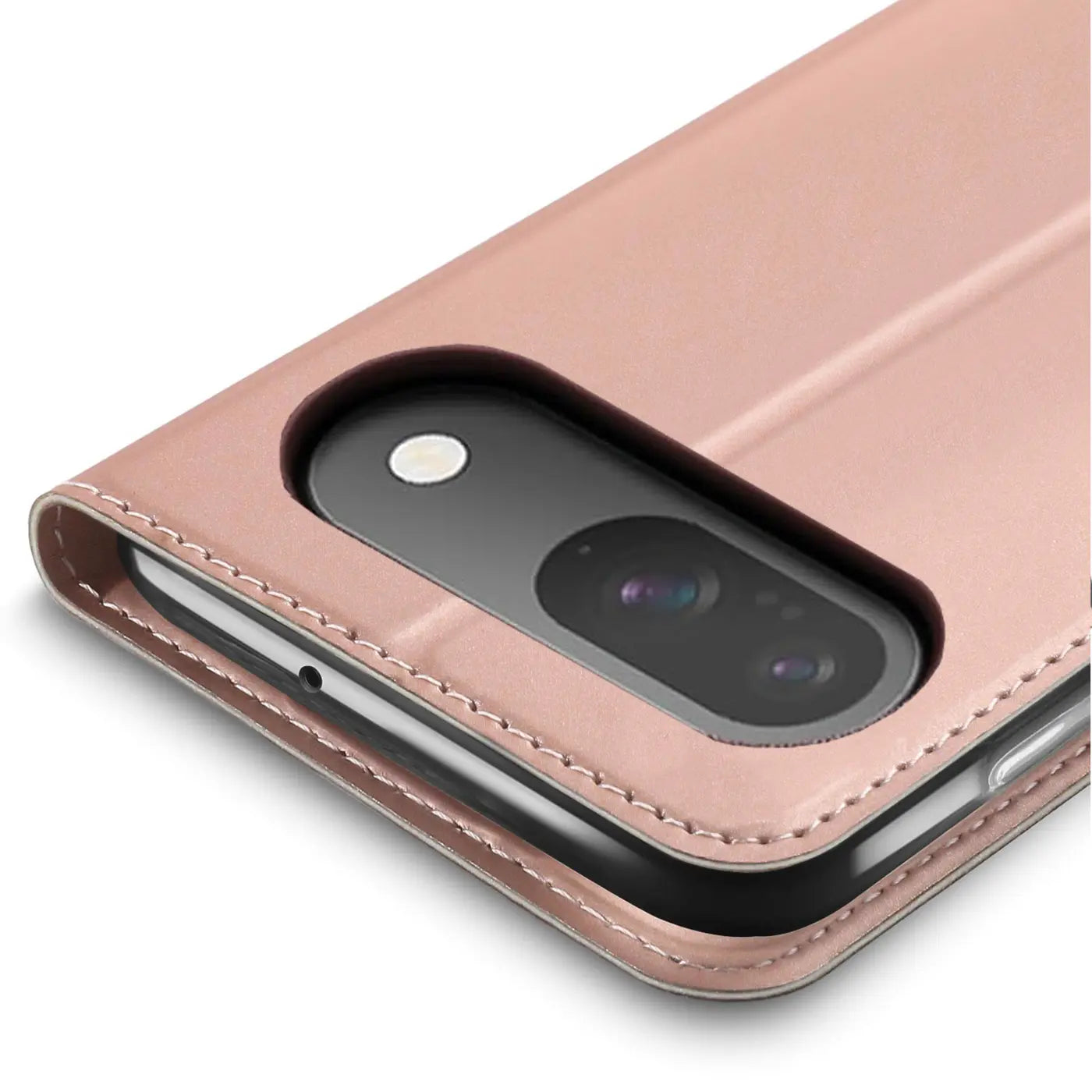 Nahaufnahme: Roségoldene, klappbare Kunstlederhülle für Google Pixel 10, mit Aussparung für die Kamera.