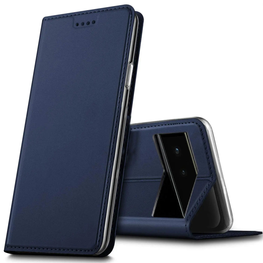 Dunkelblaue Kunstleder Flip Hülle für Google Pixel 6 Pro, stehend und liegend, auf weißem Hintergrund.
