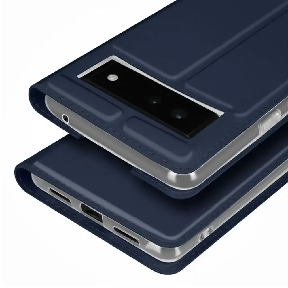 Dunkelblaue, metallische Flip-Hülle für Google Pixel 6a, schräg von oben, mit Kamera, Kopfhörer- und Ladeanschluss.