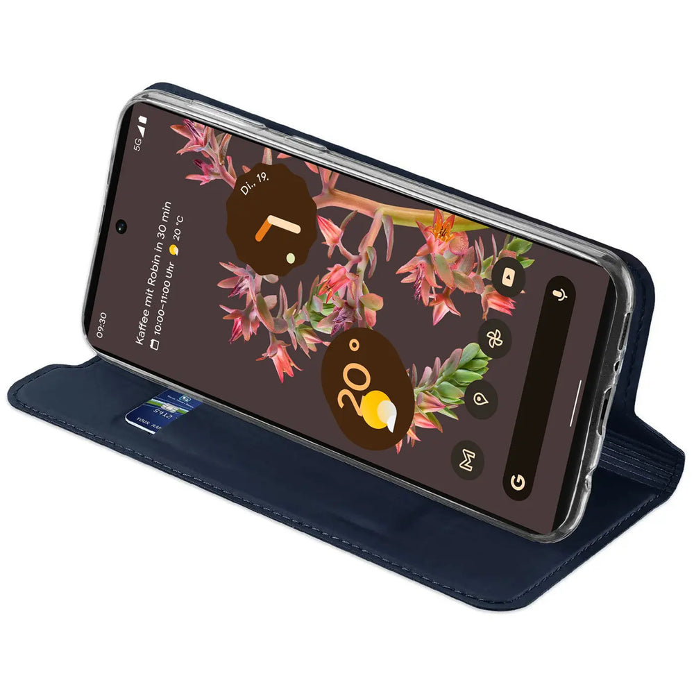 Google Pixel 6a in dunkelblauer, metallischer Flip Hülle aus Kunstleder, schräg von oben, mit Kreditkarte im Fach.