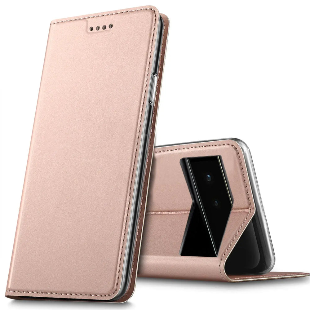 Roségoldene Metallic Flip Hülle aus Kunstleder für Google Pixel 6a, stehend und geschlossen, von schräg oben.
