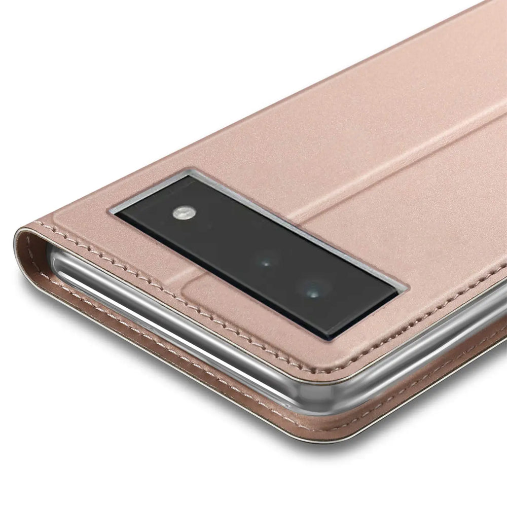 Nahaufnahme einer roségoldenen Kunstleder-Flip-Hülle für das Google Pixel 6a, schräg von oben.