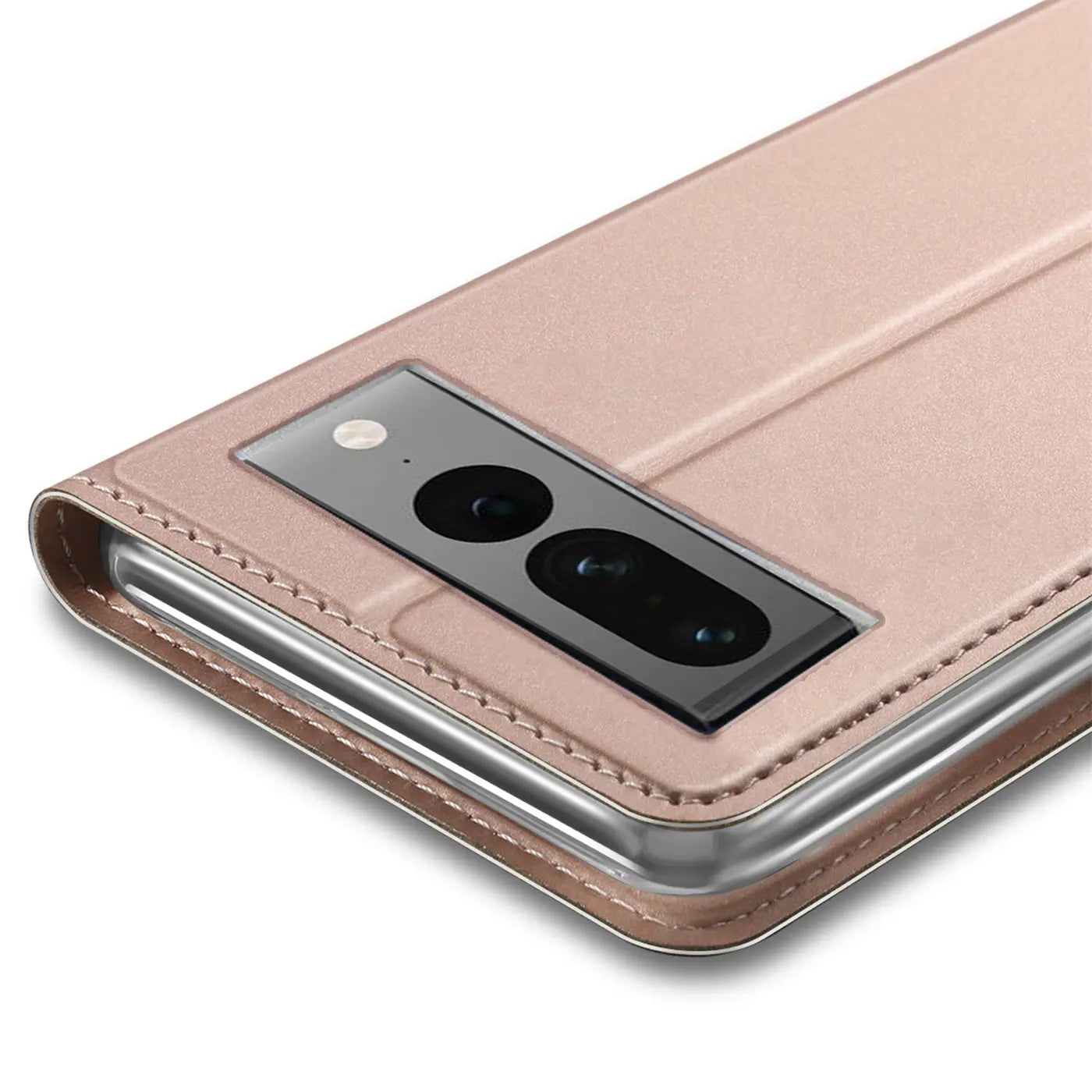 Nahaufnahme der Rückseite eines Google Pixel 8 Pro in einer roségoldenen, klappbaren Kunstlederhülle mit Kameraausschnitt.