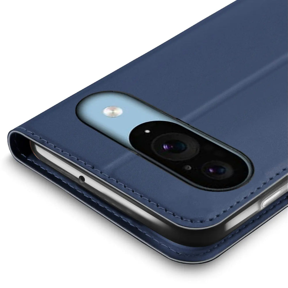 Nahaufnahme einer blauen Kunstleder-Flip-Hülle für das Google Pixel 9, von oben schräg auf die Kameraansicht.